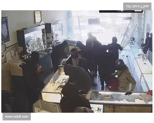 欧洲杯首战前夕惊魂一幕：男子持斧与燃烧弹威胁球迷，袭警被开枪重伤