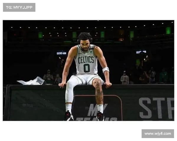 身披科比，塔图姆谈荣耀与激励的双重意义(塔图姆科比合照)