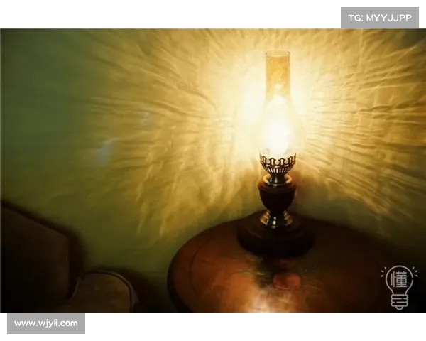 谁能认出左边那位？一眼识别绝对是高人的秘密(左面是谁)