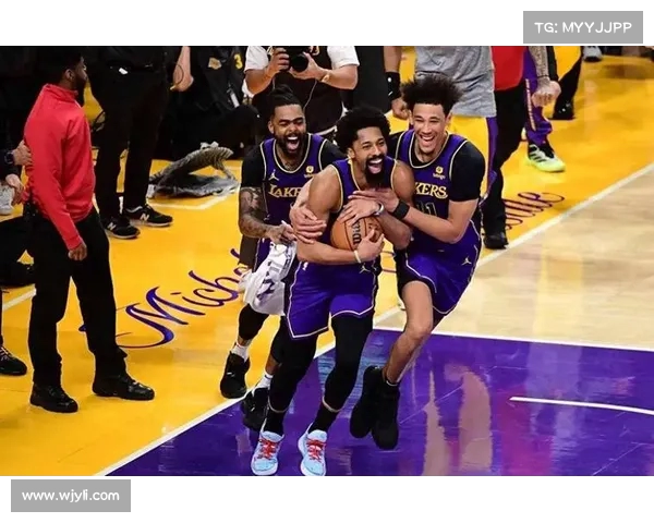 雄鹿队防守如铁壁,碾压对手 雄鹿队防守如铁壁,碾压对手