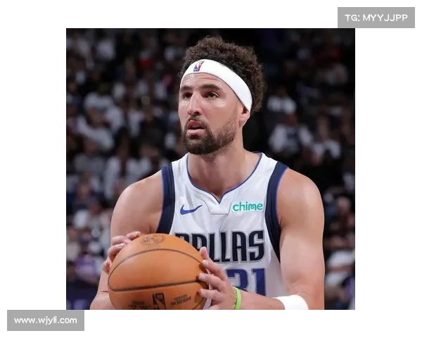 克莱携穿上独行侠球衣，美媒调侃“总冠军”，到底有何玄机？(球星克莱)