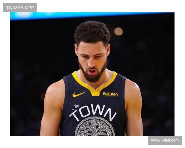 勇士队惊险取胜,汤普森关键时刻命中三分! 勇士队惊险取胜,汤普森关键时刻命中三分!